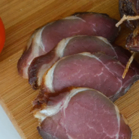 2 KG Gustari la Bere- Urechiuse de porc / Carne porc crud zvantat ( in bucati)